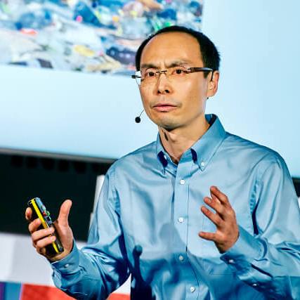 David Fengwei Xie speaking to the public in Falling Walls Lab MSCA 2019